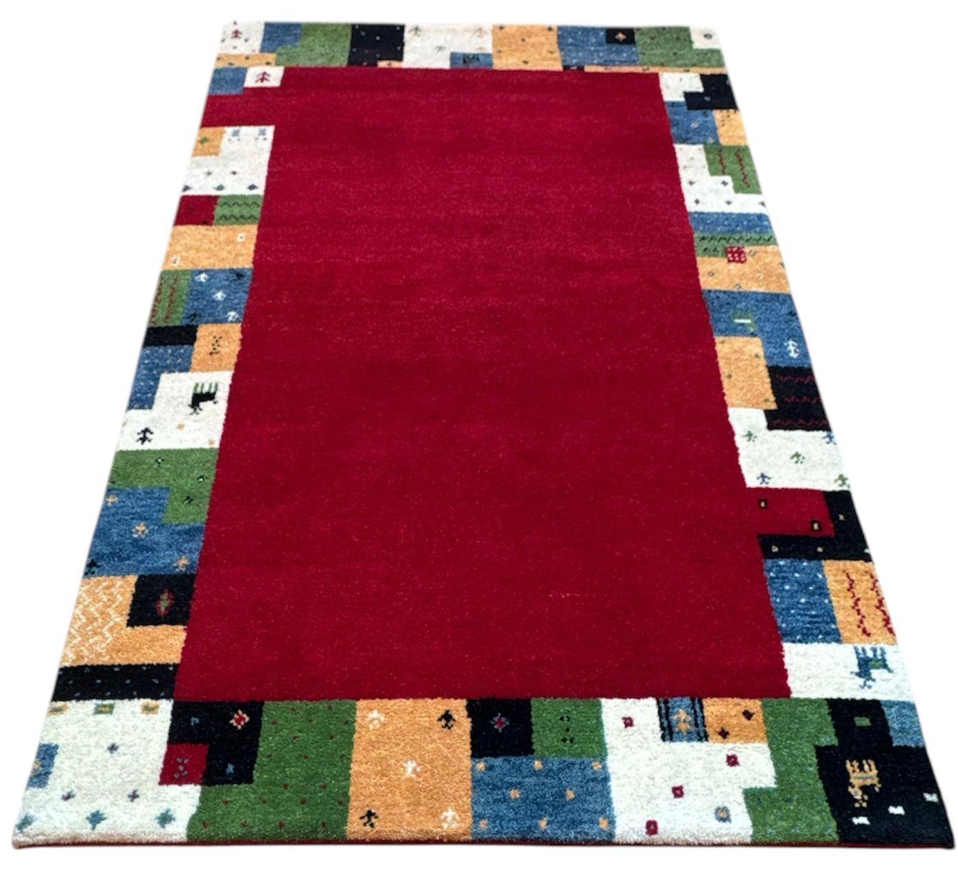 GABBEH ROYAL HANDGEKNÜPFT als zentrales Design-Element eines Wohnraumes.
