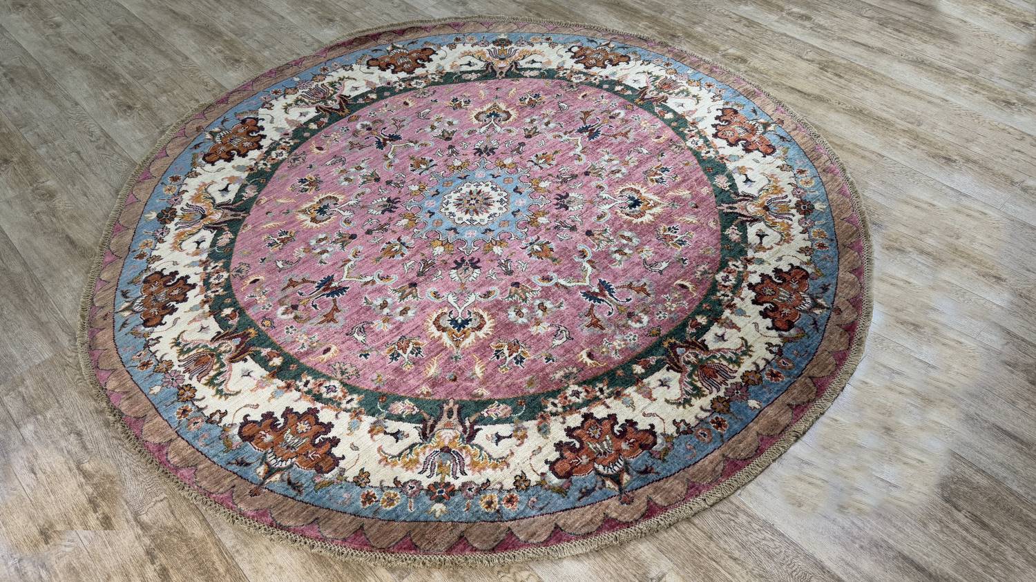 ZIEGLER FARAHAN-ORIGINAL HANDGEKNÜPFT als zentrales Design-Element eines Wohnraumes.