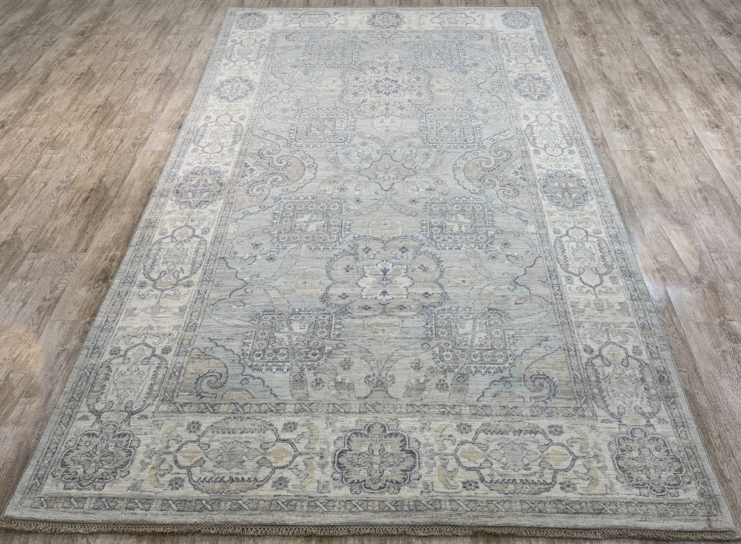 ZIEGLER FARAHAN-ORIGINAL HANDGEKNÜPFT als zentrales Design-Element eines Wohnraumes.