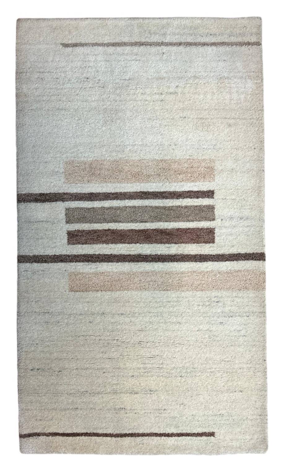 GABBEH ROYAL HANDGEKNÜPFT als zentrales Design-Element eines Wohnraumes.