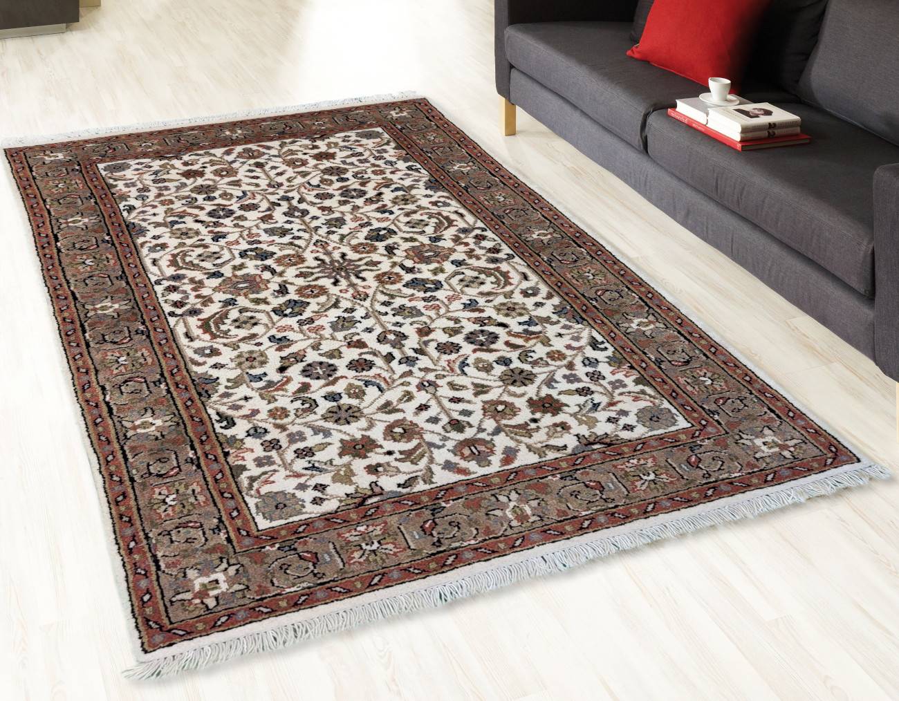 Isfahan Teppich, Handgeknüpft als zentrales Design-Element eines Wohnraumes.