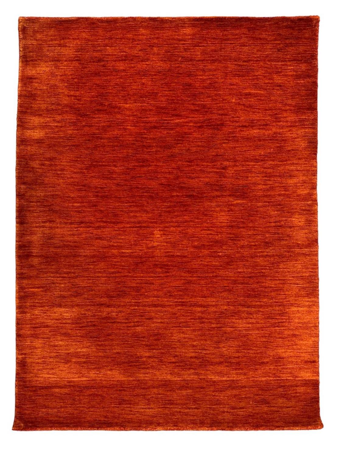 GABBEH PLAIN GAIA als zentrales Design-Element eines Wohnraumes.
