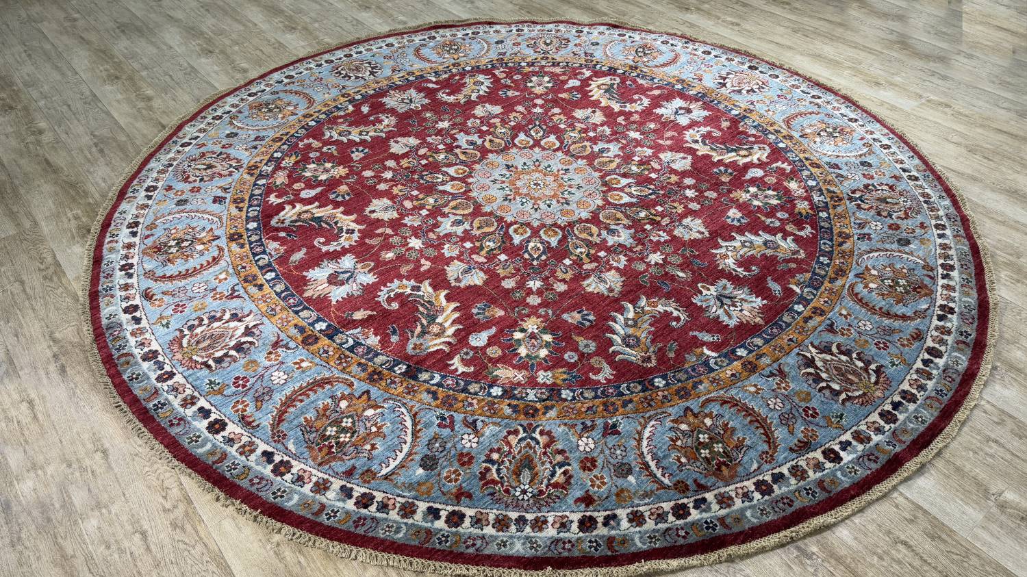 ZIEGLER FARAHAN-ORIGINAL HANDGEKNÜPFT als zentrales Design-Element eines Wohnraumes.