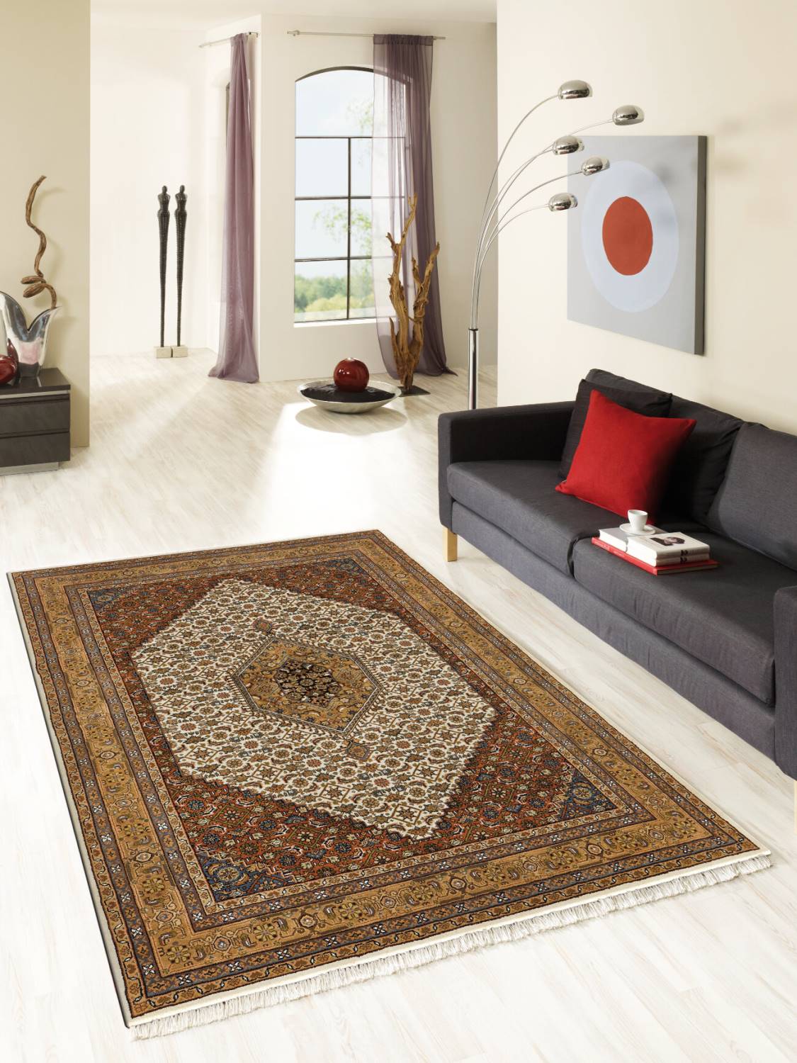 BENARAS BIDJAR als zentrales Design-Element eines Wohnraumes.