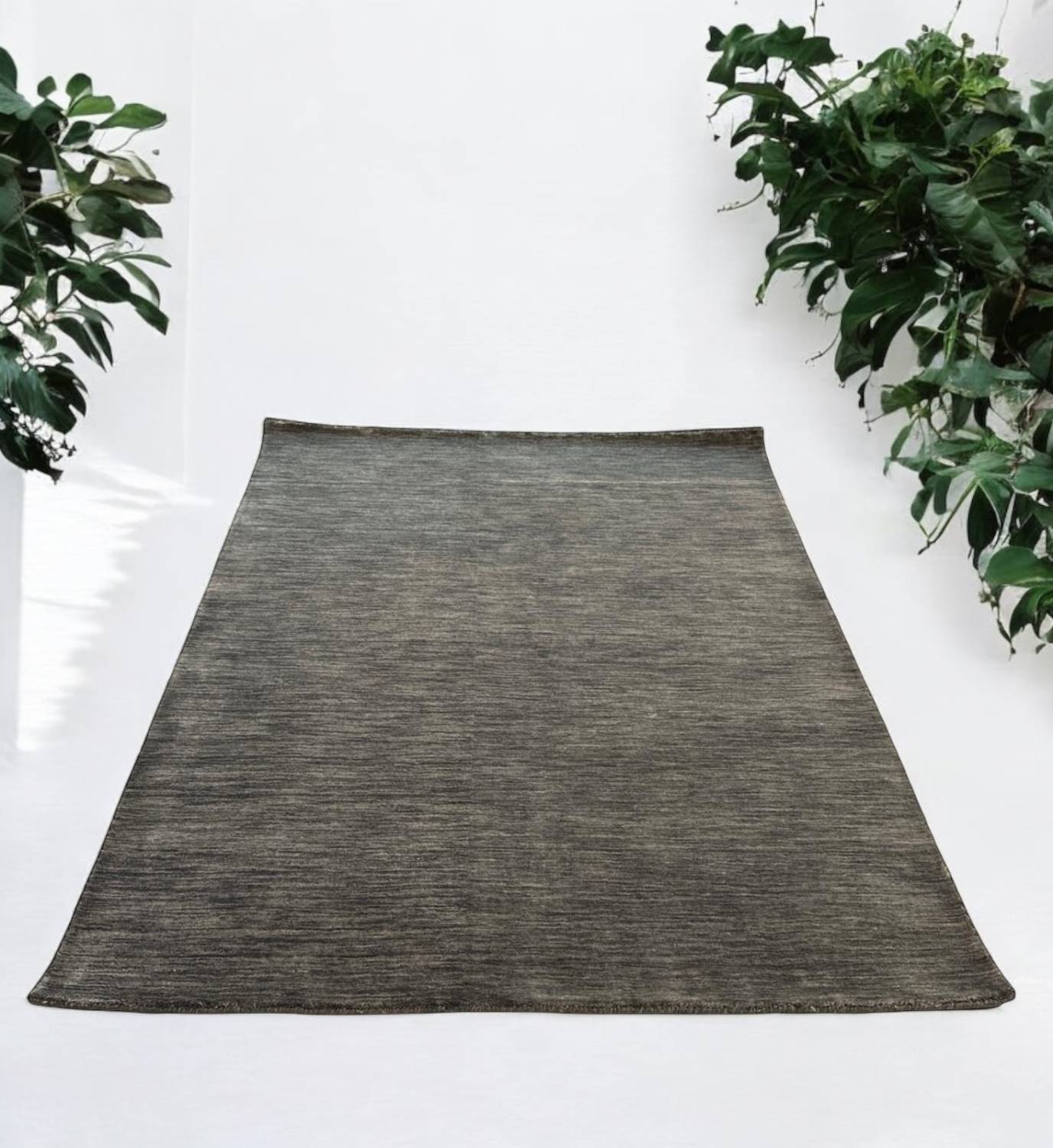 GABBEH PLAIN GAIA als zentrales Design-Element eines Wohnraumes.