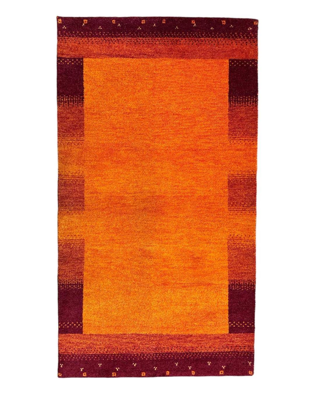 GABBEH ROYAL HANDGEKNÜPFT als zentrales Design-Element eines Wohnraumes.