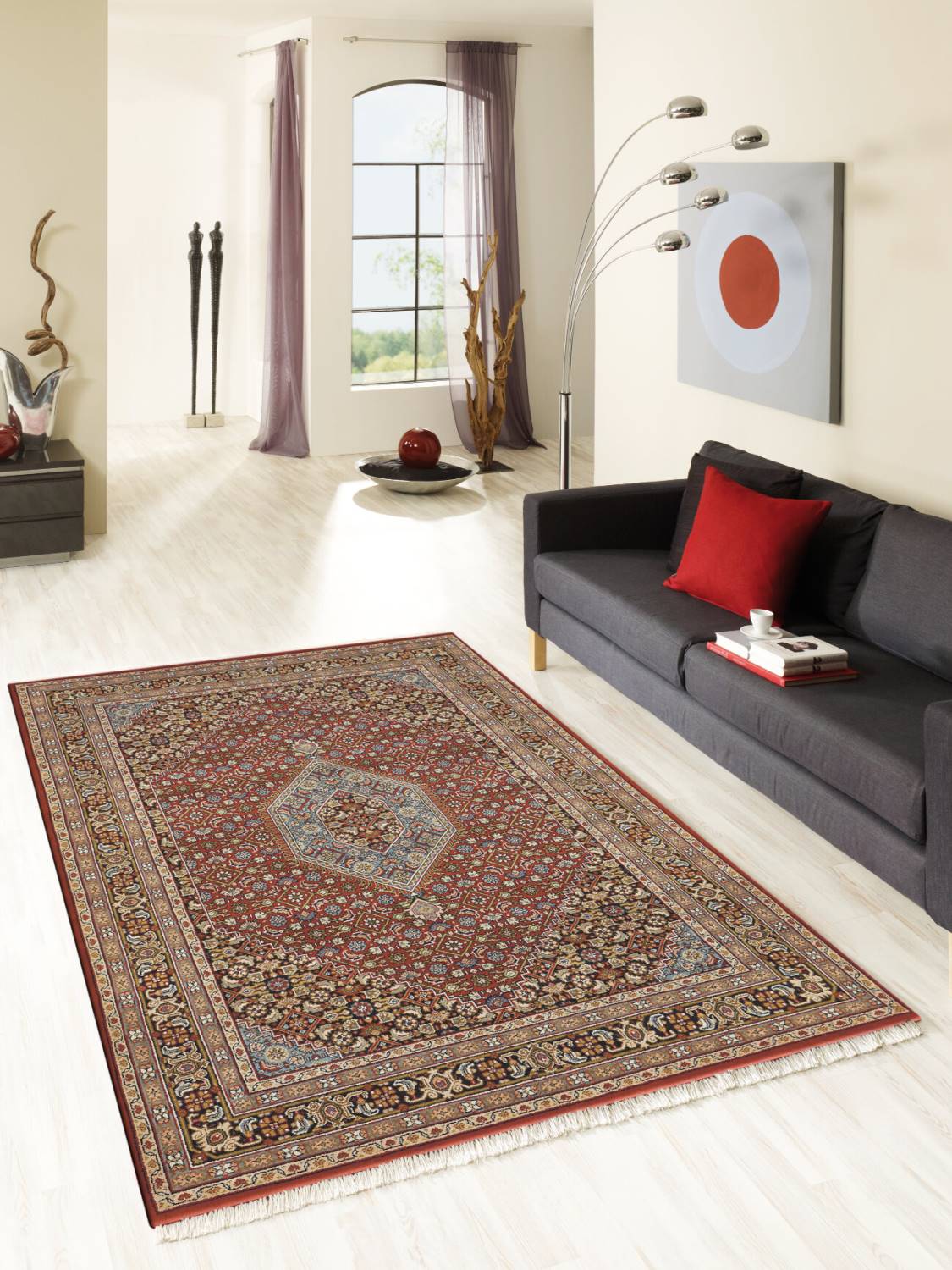 BENARAS BIDJAR als zentrales Design-Element eines Wohnraumes.