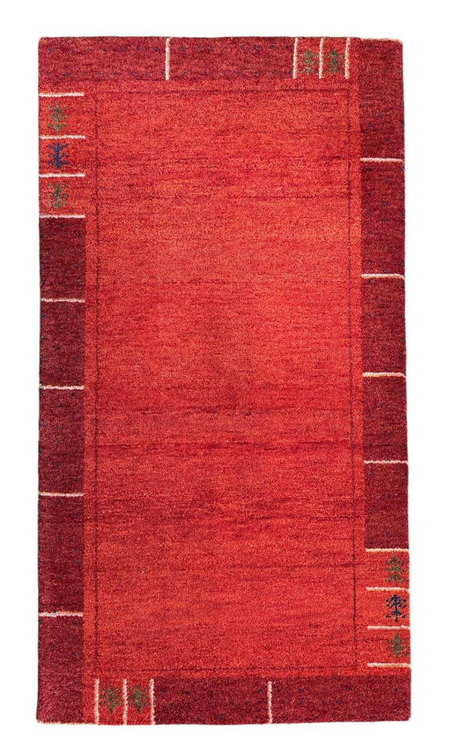 GABBEH ROYAL HANDGEKNÜPFT als zentrales Design-Element eines Wohnraumes.