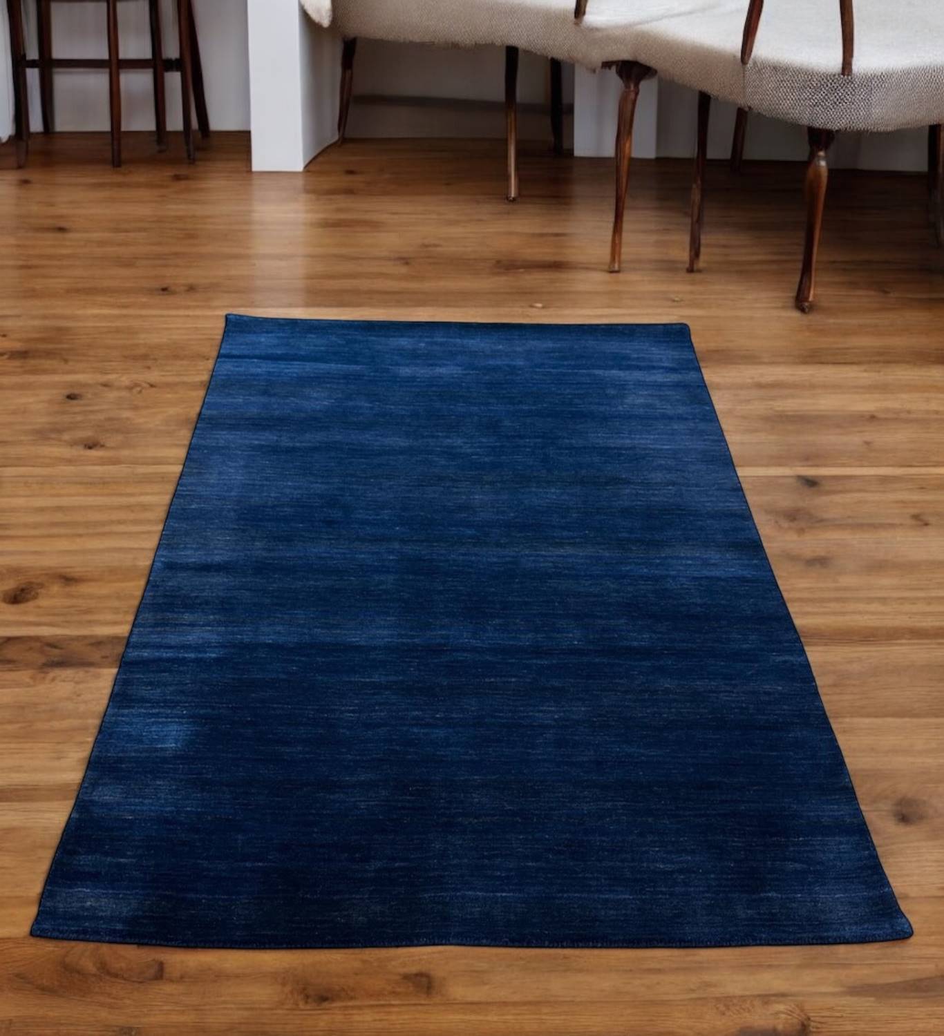 GABBEH PLAIN GAIA als zentrales Design-Element eines Wohnraumes.