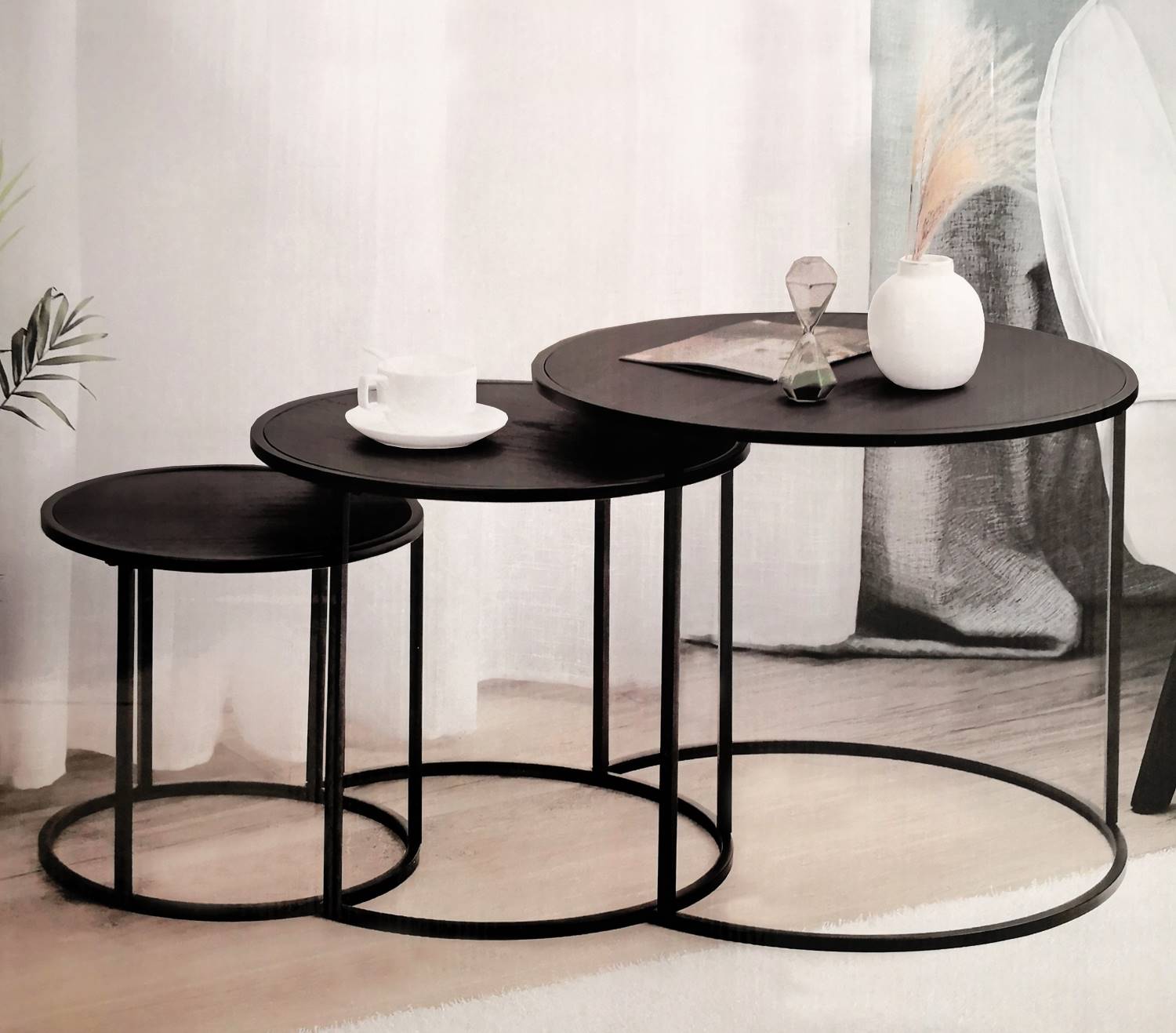 Set 3 Tische als zentrales Design-Element eines Wohnraumes.