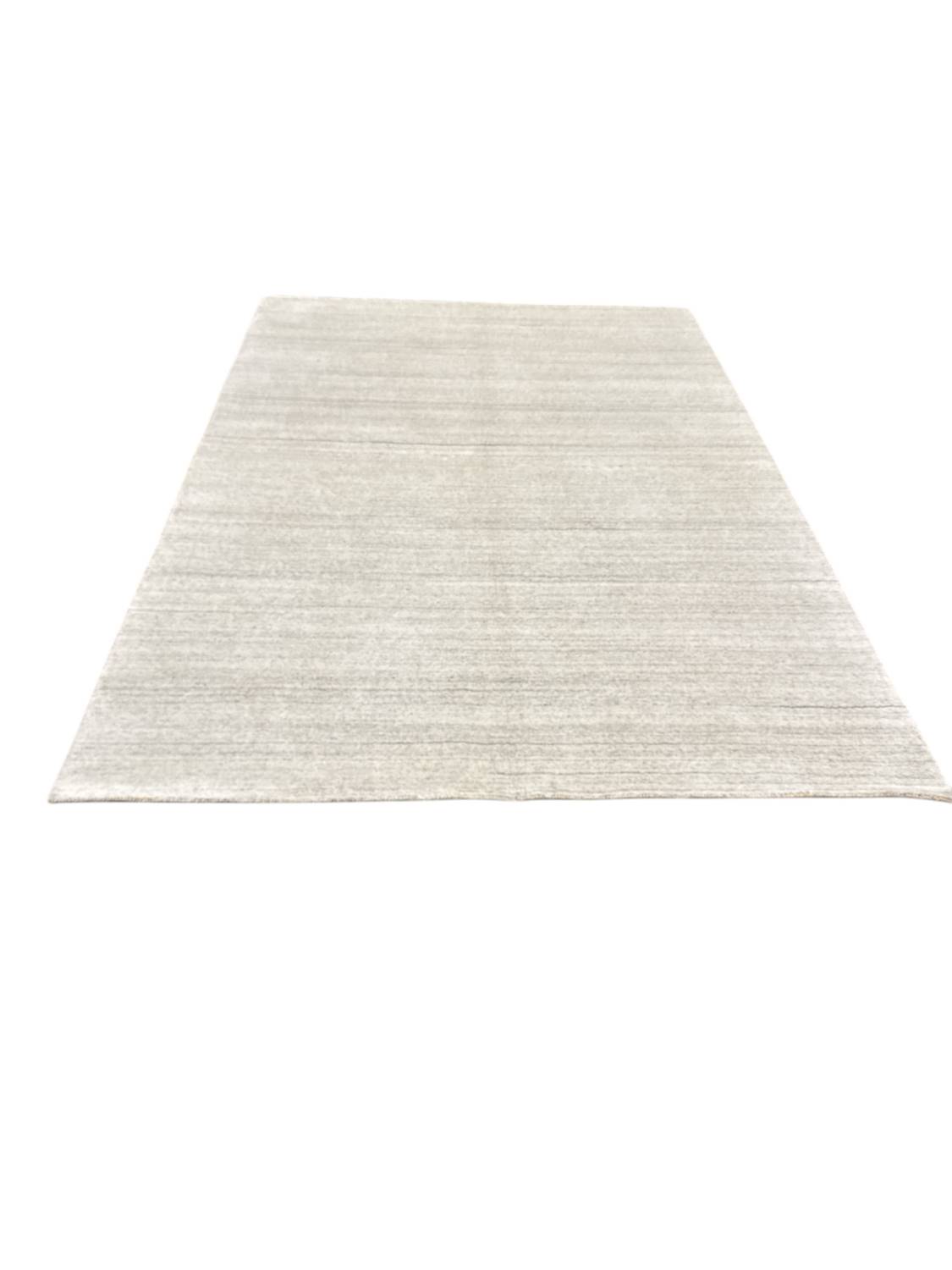 LORI MODERN HANDGEARBEITET