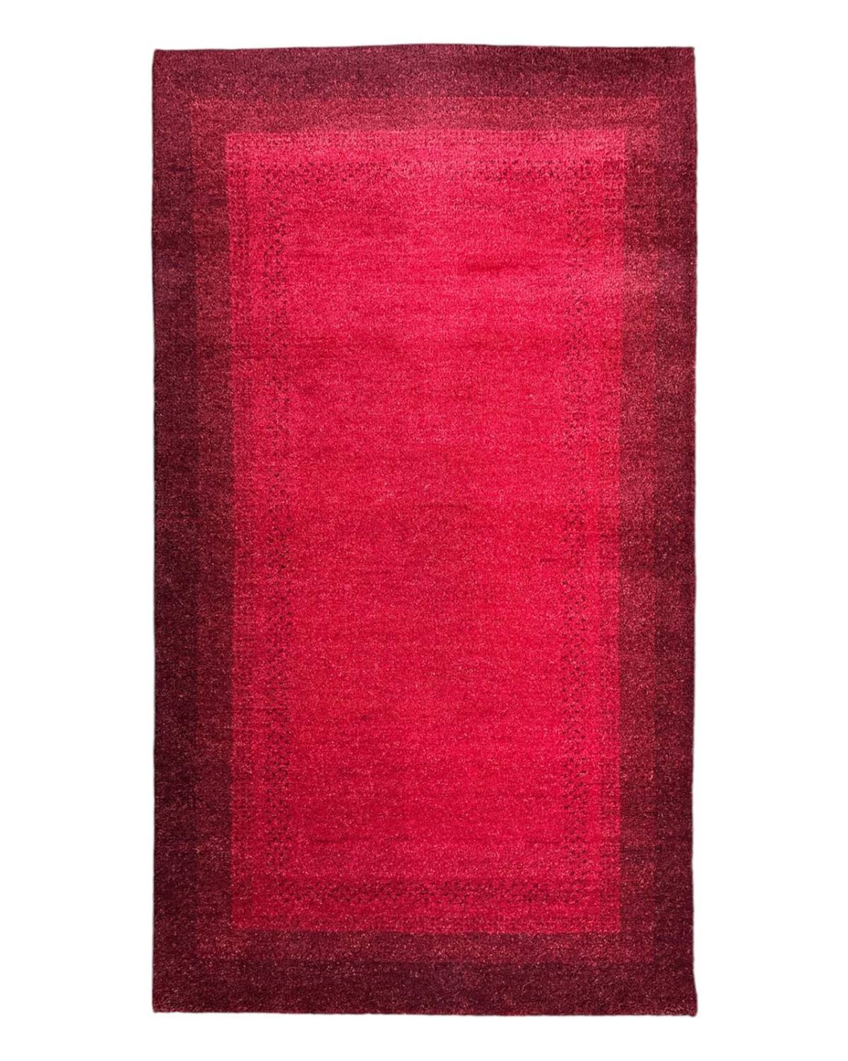 GABBEH ROYAL HANDGEKNÜPFT als zentrales Design-Element eines Wohnraumes.